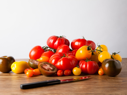 Tomatoes_(on_table)_